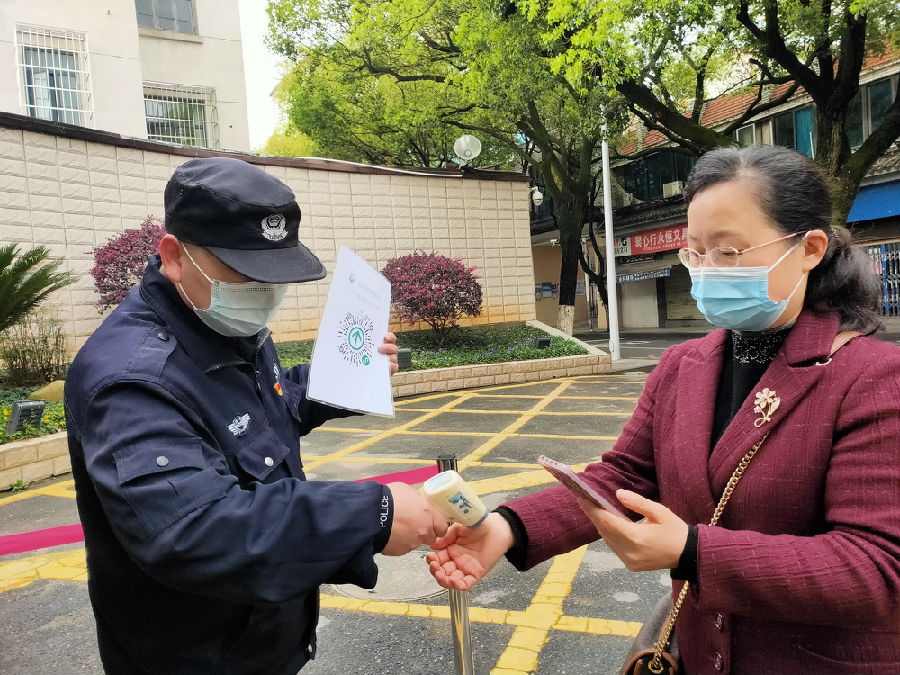 第十五支部黨員在抗疫一線